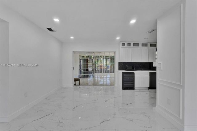 860 NW 207th St, Miami Gardens, FL 33169