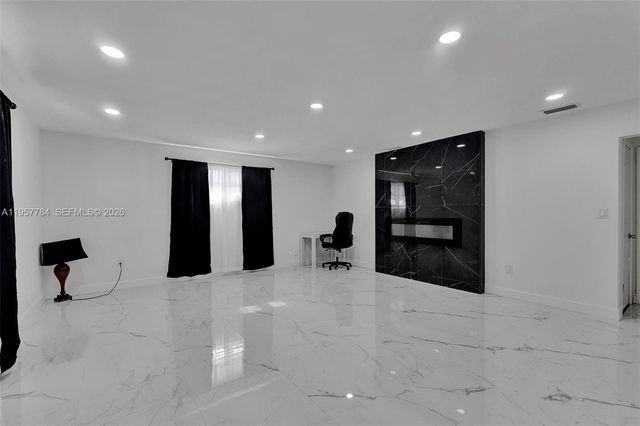 860 NW 207th St, Miami Gardens, FL 33169