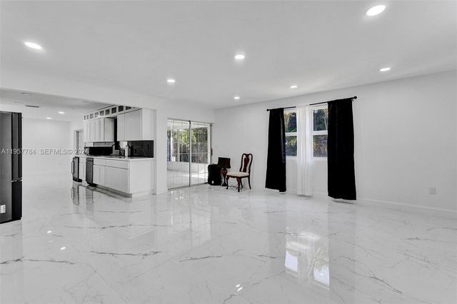 860 NW 207th St, Miami Gardens, FL 33169