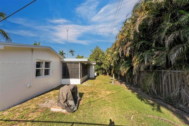 860 NW 207th St, Miami Gardens, FL 33169