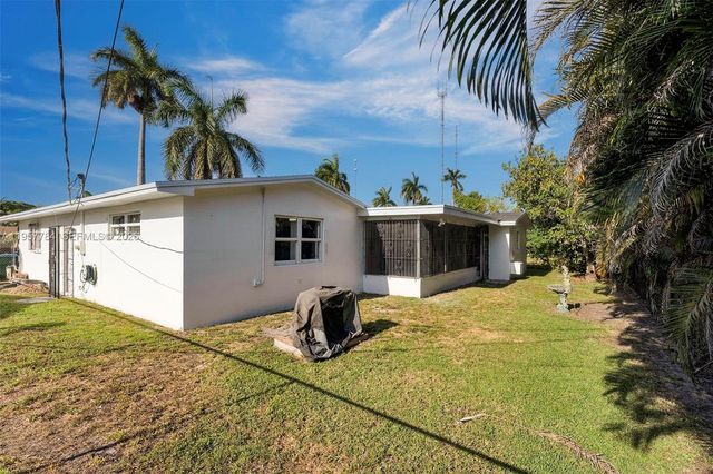 860 NW 207th St, Miami Gardens, FL 33169