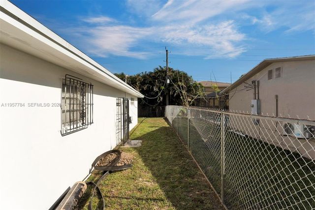 860 NW 207th St, Miami Gardens, FL 33169