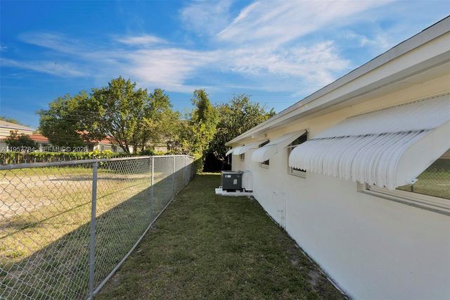 860 NW 207th St, Miami Gardens, FL 33169