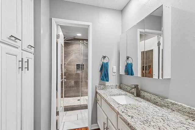 9654 Elmcrest Drive, Clive, IA 50325