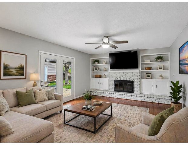 9654 Elmcrest Drive, Clive, IA 50325