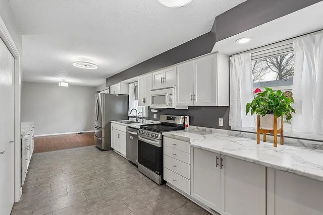 9654 Elmcrest Drive, Clive, IA 50325