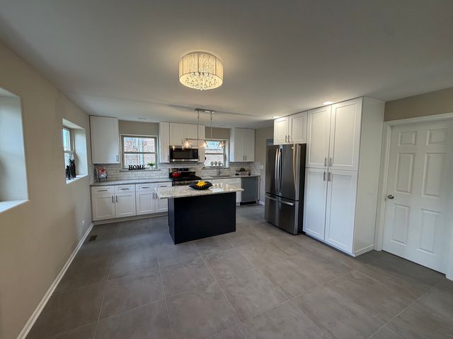 5743 W 79th Street, Burbank, IL 60459