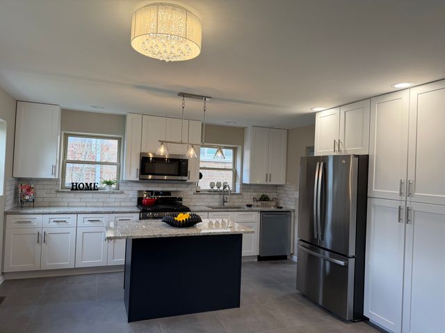 5743 W 79th Street, Burbank, IL 60459