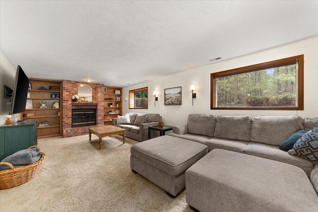 9412 N Oakland Ct, Newman Lake, WA 99025