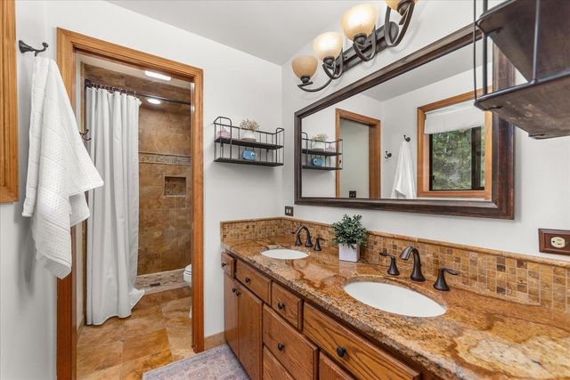 9412 N Oakland Ct, Newman Lake, WA 99025