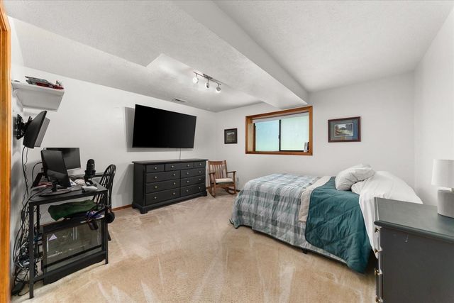 9412 N Oakland Ct, Newman Lake, WA 99025