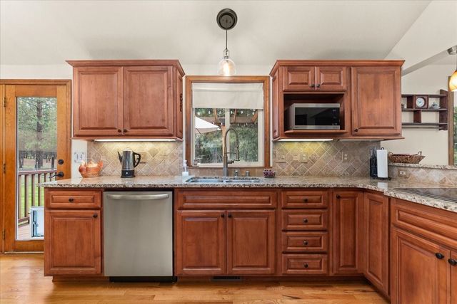 9412 N Oakland Ct, Newman Lake, WA 99025