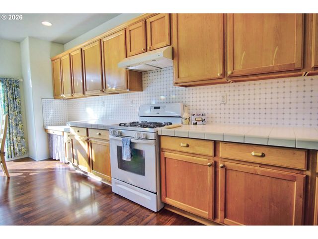 2727 N CRATER Ln, Newberg, OR 97132