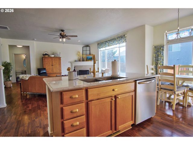2727 N CRATER Ln, Newberg, OR 97132