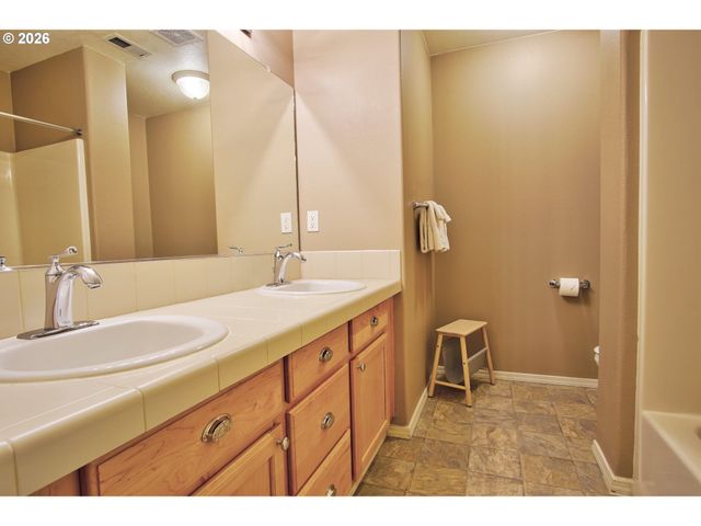 2727 N CRATER Ln, Newberg, OR 97132