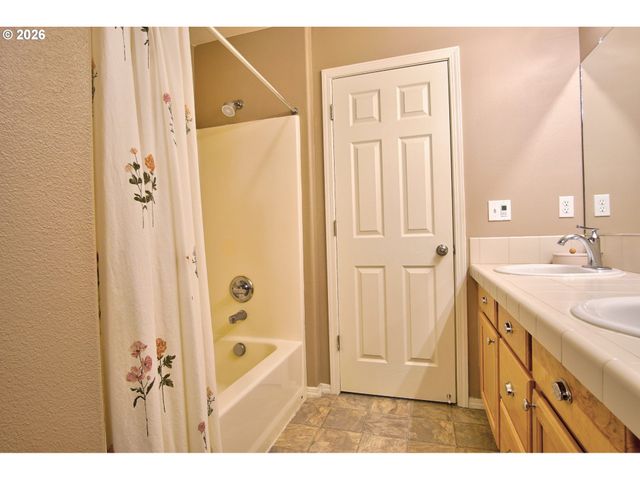 2727 N CRATER Ln, Newberg, OR 97132