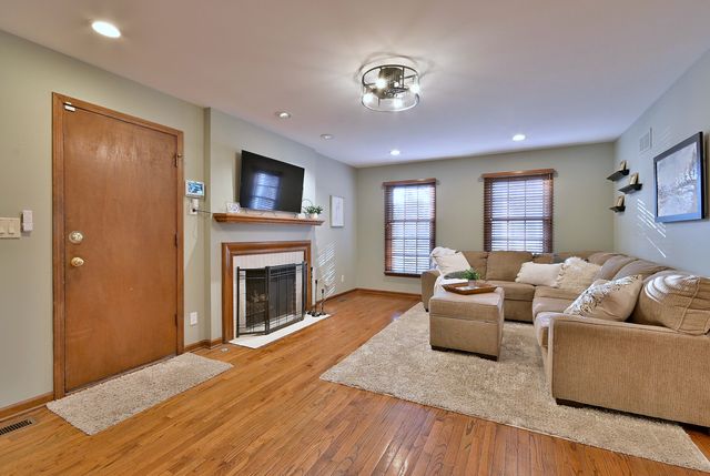 1612 Stonebridge Trail, Wheaton, IL 60189