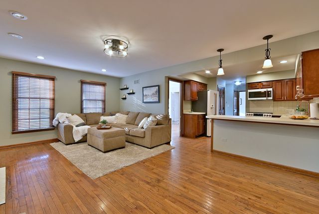 1612 Stonebridge Trail, Wheaton, IL 60189