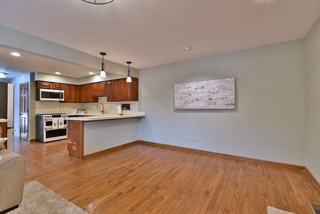 1612 Stonebridge Trail, Wheaton, IL 60189