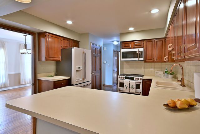 1612 Stonebridge Trail, Wheaton, IL 60189