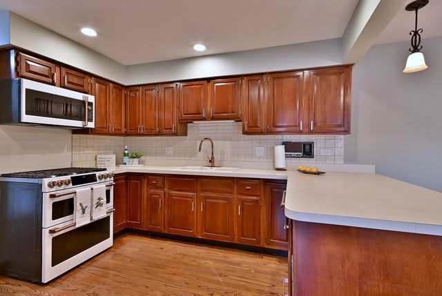 1612 Stonebridge Trail, Wheaton, IL 60189