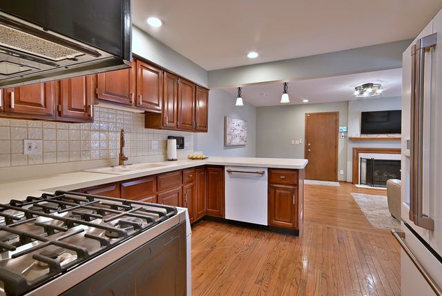 1612 Stonebridge Trail, Wheaton, IL 60189