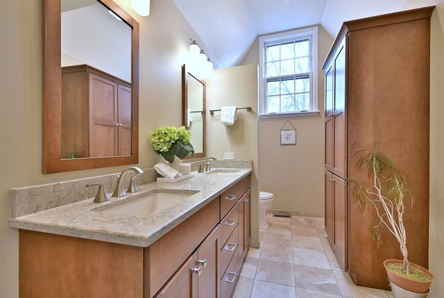 1612 Stonebridge Trail, Wheaton, IL 60189