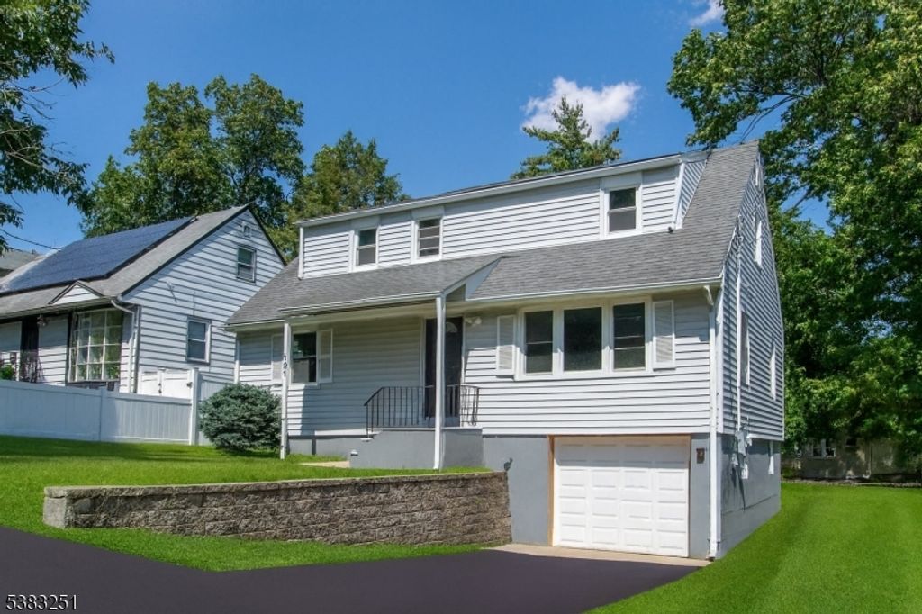 Image 1 of property listing at 121 Washington Pl, Teaneck Twp., NJ 07666