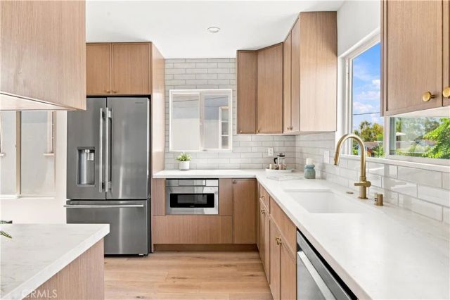 2011 Springfield Avenue, Hermosa Beach, CA 90254
