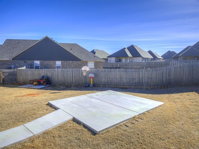 11129 SW 30th Circle, Yukon, OK 73099