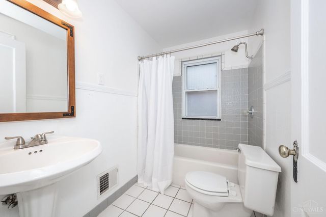 6814 Cambridge Avenue, Columbia Twp, OH 45227