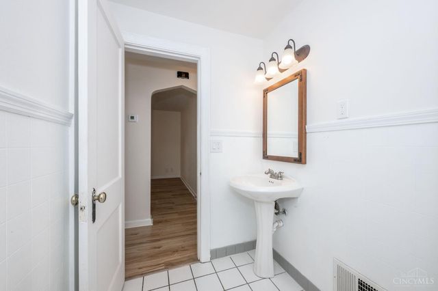 6814 Cambridge Avenue, Columbia Twp, OH 45227