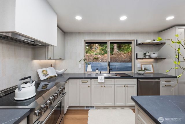 25510 SE 159 Street, Issaquah, WA 98027