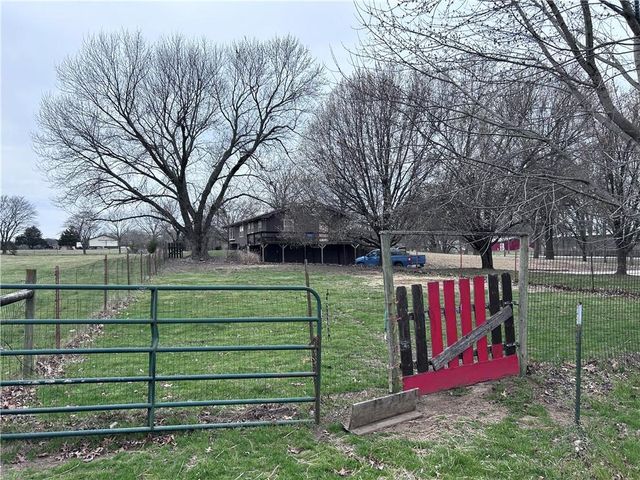 835 N 1710 Road, Lawrence, KS 66049