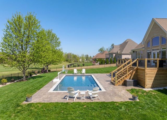 524 Country Club Dr, Dickson, TN 37055