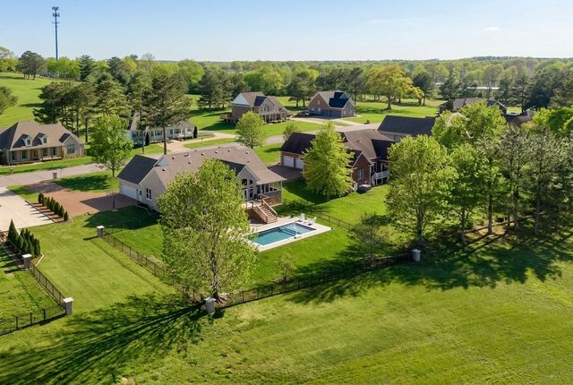 524 Country Club Dr, Dickson, TN 37055