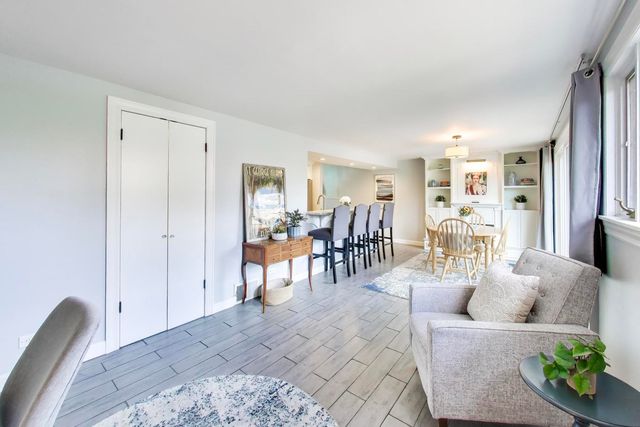 276 Crestwood Village, Northfield, IL 60093