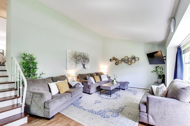 276 Crestwood Village, Northfield, IL 60093