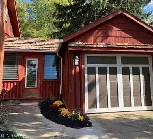 7657 E Lake Drive, Walton Hills, OH 44146