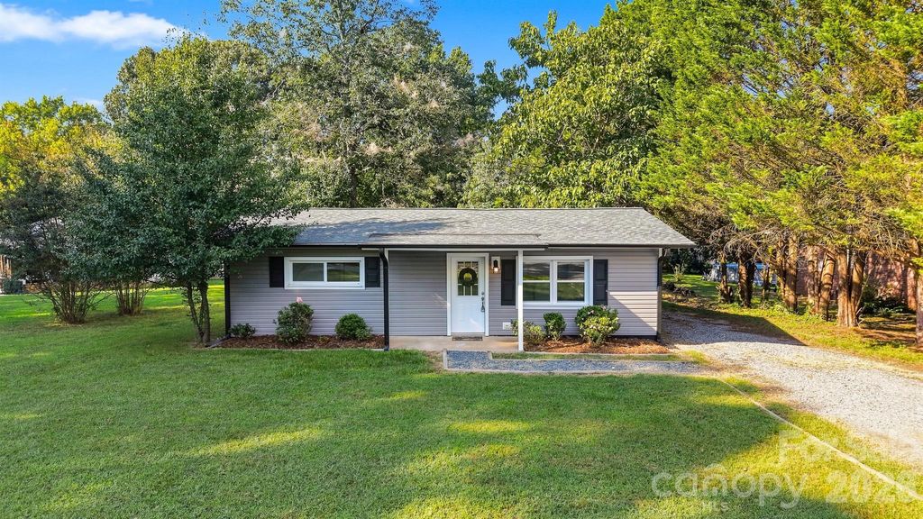2938 11th Avenue SW, Hickory, NC 28602