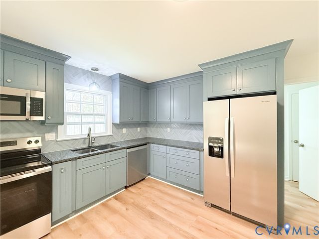 401 Comstock Dr, Midlothian, VA 23236