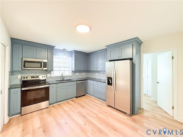 401 Comstock Dr, Midlothian, VA 23236