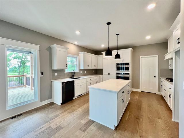 1972 Longview Drive, Liberty, MO 64068