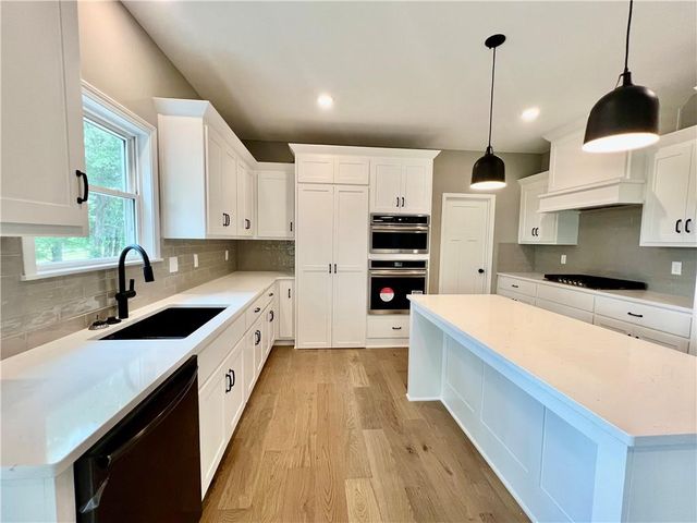 1972 Longview Drive, Liberty, MO 64068