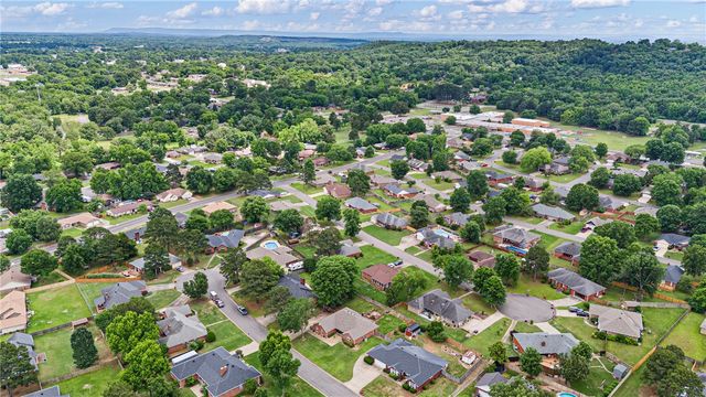 908 Deerfield Court, Russellville, AR 72801