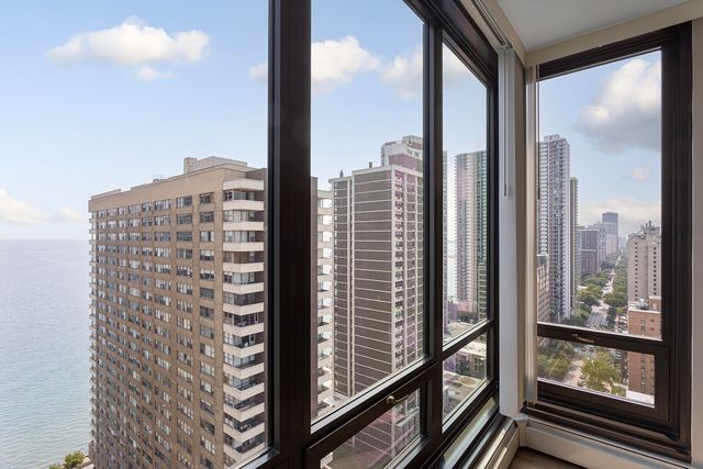 6166 N Sheridan Road 18G, Chicago, IL 60660