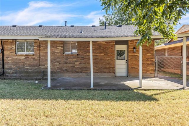 947 SW 4th Place, Moore, OK 73160