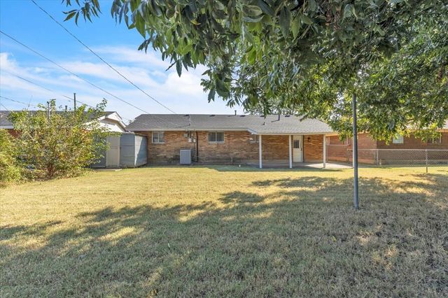 947 SW 4th Place, Moore, OK 73160