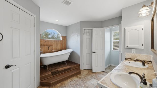 195 Cheyenne, Kingsbury, TX 78638