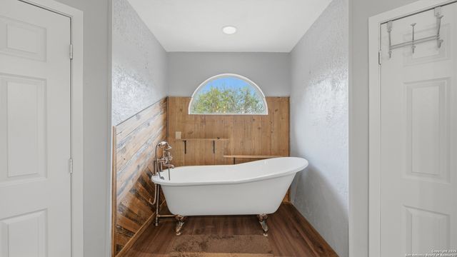 195 Cheyenne, Kingsbury, TX 78638